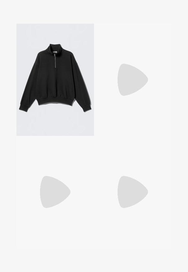 Musta collegetakki, jossa on korkea kaulus ja puolikas vetoketju, varustettu roikkuvilla hartioilla ja resorireunuksella. Valmistettu pehmeästä, teksturoidusta kankaasta.; Vaaleansiniset leveälahkeiset farkut, jotka on valmistettu denimistä. Ominaisuuksiin kuuluu korkea vyötärö, nappikiinnitys ja hillitty häänteys sekä sileä pinta ja ommellut saumat.; Musta tukeva nahkakenkä, jossa on paksu, jykevä pohja ja metallinapit varpaan alueella, valokuvattu vaaleaa taustaa vasten.; Sarja hopeisia korvakoruja, joissa on erilaisia muotoiluita: rengas-, nappi- ja roikkuvat tyylit, joissa on pallomaisia korostuksia ja teräviä elementtejä.