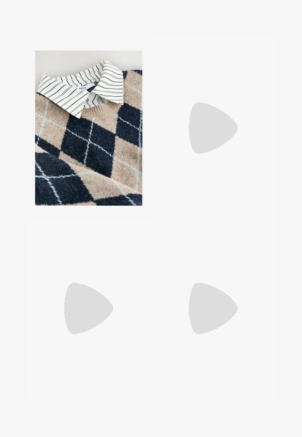 Pleteni pulover s bež in mornarsko modrim argyle vzorcem, pod katerim je bela srajca s črtami in iz teksturiranega, mehkega materiala.; Svetlo modri denim kavbojke s ravnim krojem, petimi žepi in bakrenimi dodatki. Tkanina ima rahlo zbledel videz in gladko teksturo.; Bež tenisice z teksturirano zgornjo površino, izrazitimi vezalkami, mrežastimi paneli in debelim podplatom. Ukrivljena zasnova z oblazinjeno ovratnikom za udobje.; Rjava usnjena torba z nabranim vrhom in verižnim trakom. Gladka tekstura z sijajno površino in subtilnimi šivi na straneh.