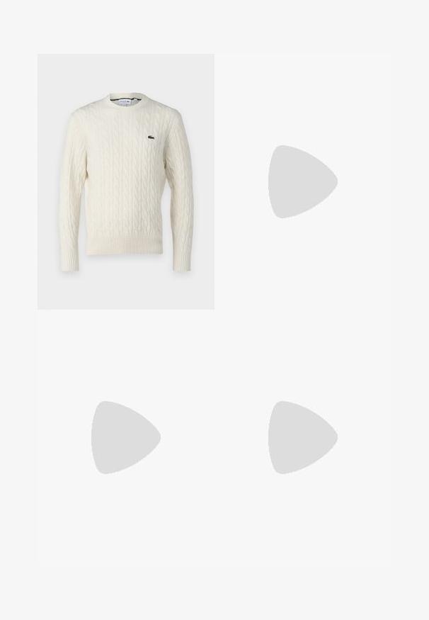 Krem flettegenser med rund halsutskjæring, ribbestrikkede mansjetter og kant, og en grønn Lacoste-logo på brystet. Teksturert stoff fremhever detaljene.; Hvit bomulls T-skjorte med rund hals, korte ermer og en liten grønn brodert logo på brystet. Klassisk rett passform.; Blå denimjeans med rett ben-design, med en falmet vask, fem lommer og en knapp-og-glidelås lukking i livet.; Svarte skinnsneakers med gulløyer og -snøringer, teksturert overflate, rund tå og tykk svart såle. Enkelt, moderne design med bakre løftestroppe.