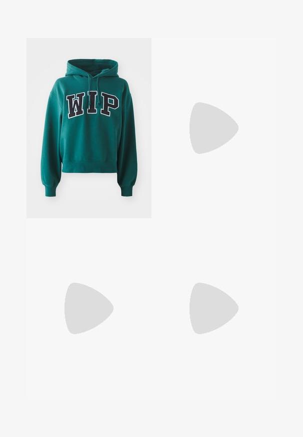 Hoodie verde corto con cappuccio regolabile. Presenta una scritta "WIP" in bold bianco e nero sul davanti. Tessuto morbido con polsini a coste.; Pantaloni della tuta blu navy realizzati in tessuto morbido, con vita elasticizzata regolabile tramite cordino, polsini elasticizzati e un piccolo logo bianco.; Sneaker azzurro chiaro con dettagli in argento, tomaia testurizzata, suola ammortizzata e unità d'aria visibile. Abbinato a calzini bianchi a coste.; Occhiali da sole aviator con lenti blu sfumate, montatura in metallo argentato e decorazioni a forma di stella sulle lenti. Design liscio e sofisticato.