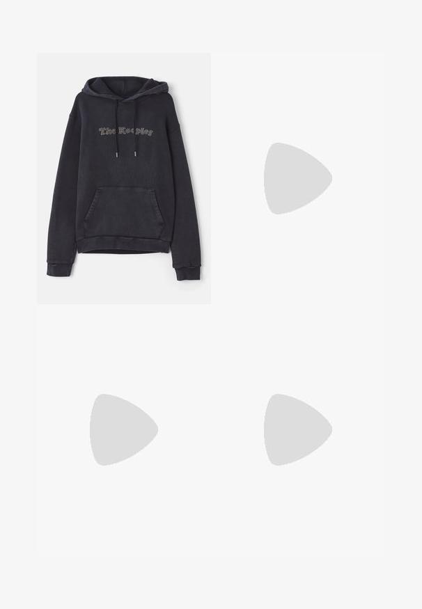 Sötét szürke kapucnis pulóver, elülső zsebbel, húzózsinórral és világos díszítéssel ellátott "The Keepers" felirattal. Puha, texturált anyag.; Fekete farmernadrág egyenes szabással. Fakadó területek, kisebb kopások, klasszikus öt zsebes kialakítás és gombos zárás jellemzi.; Fehér bőr sportcipő sima felülettel, kerek orral, lapos fűzőkkel és texturált talppal. Finom logó található a sarokon.; Fekete kerek napszemüveg sötét lencsékkel és karcsú fém szárakkal. Átlátszó szárvégeket és ezüst részleteket tartalmaz az ívnél. Minimalista dizájn.