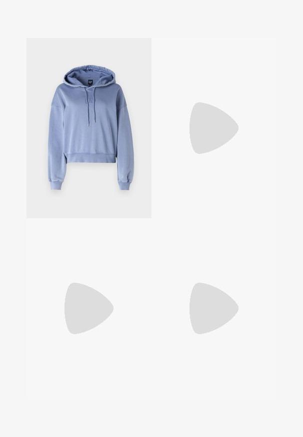 GAP ABBREV HOOD - Sudadera - larkspur wash; Falda de mezclilla en azul claro, con dos bolsillos delanteros y dos bolsillos de carga en los lados, con un corte recto hasta la rodilla y cierre frontal de botones.; Zapatilla de color gris claro hecha de ante y malla, con tres franjas blancas, punta redonda y suela de goma. Acento en logo dorado cerca de los cordones.; Aretes de aro de oro con un acabado suave y brillante. Diseño circular que presenta un pequeño post y un respaldo transparente para un uso seguro.