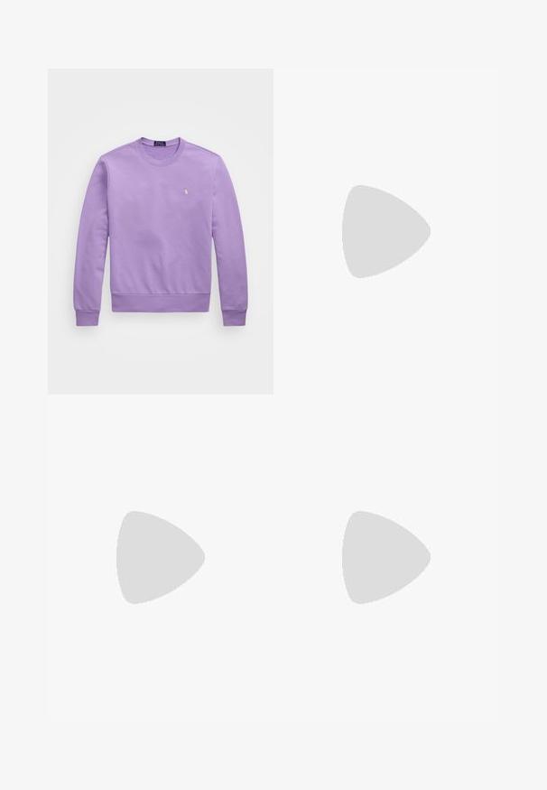 Μωβ πουλόβερ με φούτερ και ριχτές μάνικες και στρίφωμα, με μικρό κεντητό λογότυπο στο στήθος. Μαλακή και λεία υφή υφάσματος.; Λευκό πόλο μπλουζάκι από βαμβάκι, με �στήριγμα δύο κουμπιών, κοντά μανίκια και διακριτό λογότυπο στο αριστερό στήθος. Λείος υφασμάτινος υφάντης.; Λευκά chinos από βαμβάκι, με επίπεδο μπροστινό μέρος, θηλιές ζώνης, δύο πλαϊνές τσέπες και μία πίσω τσέπη. Λείος υφασμάτινος χαρακτήρας με ίσια γραμμή.; Λευκό δερμάτινο αθλητικό παπούτσι με λεία υφή, που διαθέτει κορδόνια κλεισίματος, ναυτικό λογότυπο στο πλάι και ανθεκτική καουτσούκ σόλα.