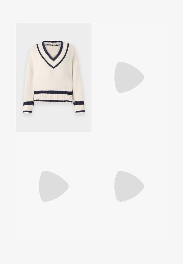 Cremfarbener V-Ausschnittpullover mit Marineblau gestreiften Details am Kragen und Saum. Gerippte Bündchen und Saum, mit einem lockeren Schnitt. Stricktextur.; Schwarze Polyester-Culotte mit einem elastischen Bund, zwei vorderen Falten und einer lockeren Silhouette. Keine sichtbaren Muster oder Hardware-Details.; Schwarze patentierte Sandalen mit Absatz, quadratischer Spitze, Knöchelriemen und silbernen Schnallen. Mit einem stabilen Blockabsatz für mehr Stabilität.; Schwarze Lederhandtasche mit geschwungener Form, abnehmbarem Tragegurt und goldenen Beschlägen. Die Tasche verfügt über einen Deckel mit einer Schnallen-Details.