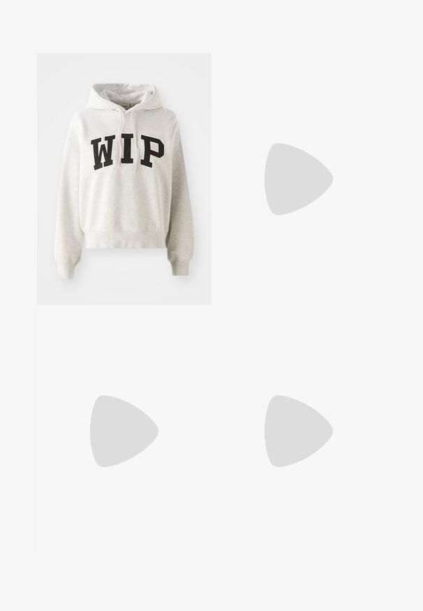 Lys grå hettegenser med cropped design, med fet svart "WIP" tekst over fronten. Klassisk kengurulomme og snorhette.; Videbeinete blå denimbukser med høy midje, kontraststing, og sidelommer, med et klassisk fem-lommers design og rå kanter.; Sorte idrettssko med teksturert overdel, med en fremtredende "N"-logo, polstret såle og en slank, moderne silhuett.; Svart lærveske med en buet form, avtagbar stropp og gullbeslag. Vesken har et klaff med spenne-detall.