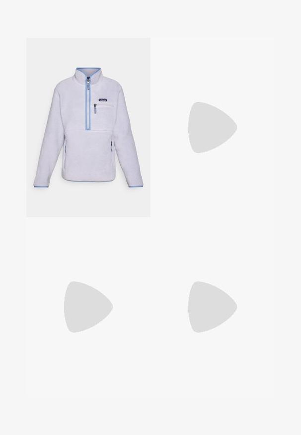 Pullover fleecejas in licht lavendel met een halve rits kraag, contrasterende blauwe afwerking, borstzak en gestructureerde stof. Twee zijzakken.; Lichtblauw T-shirt met korte mouwen, gemaakt van zachte, ademende stof, met een klein marineblauw logo op de borst en een ronde hals.; Grijze prestatiebroek met een elastische tailleband, twee voorkruiden en een ritszak aan de zijkant. Een gladde textuur en een taps toelopende pasvorm.; Beige wandelschoen met een gestructureerde bovenkant, Vibram zool en elastische veters. Kenmerkt het HOKA-logo en GORE-TEX branding voor waterbestendigheid.