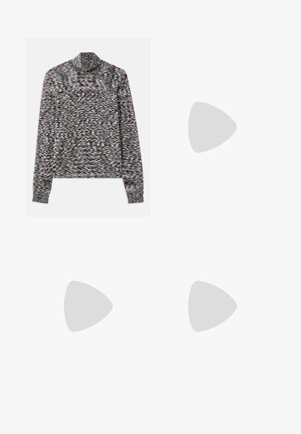 Hosszú ujjas, garbós pulóver, amely texturált kötött anyagból készült, és barna, fekete és fehér színekből álló mintával rendelkezik.; Fekete, bővülő szárú farmernadrág, két elülső zsebből áll, gombos záródással és sima textúrával rendelkezik. A varrásoknál látható a jellegzetes öltés.; Fekete Chelsea csizmák sima bőrből, rugalmas oldalsó panelekkel, vastag, bordázott gumitalppal és hátsó húzófüllel.; Ezüst fémes kézitáska lekerekített háromszög alakú, logóval, láncos pánttal és sima textúrával. Oldalán cipzáras záródás.