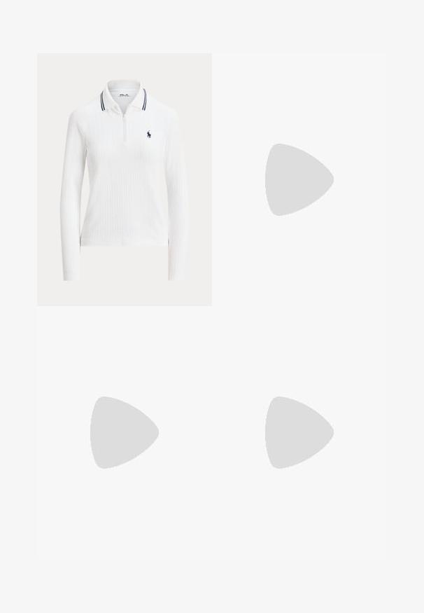 Hvitt langermet strikket polo med kabelmønster, glidelås på kragen, marineblå striper på kragekantene, og liten marineblå hestelogo på venstre bryst.; Vidde bukser i off-white denim. Høyt liv-design med knappelukking, to frontlommer og kontrastsøm detaljer.; Hvit lær sneakers med flate lisser, avrundet tå og subtile sømdetaljer. Har en teksturert såle og preget merkevarelogo på hælen.; Brunfarget teksturert håndveske med gullhardware, holdt ved siden av marineblå stripete bukser med hvite vertikale linjer. Enkel, strukturert design.