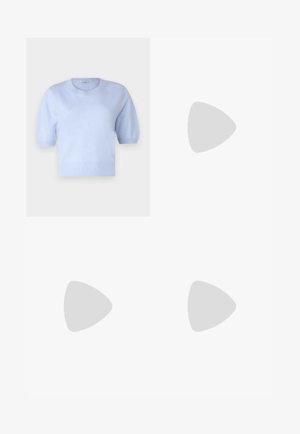 pure cashmere PUFF SHORTSLEEVE - Džemperis - baby blue; Juodi pritaikyti kelnių modeliai su tiesiomis kojomis, pasižyminčios lygiomis tekstūromis ir ryškiomis klostėmis priekyje. Nėra matomų detalių.; Kreminės blokų kulno šlepetės su plonomis dirželiais ir kvadratiniu pirštu. Lygus medžiaga su minimaliais akcentais, sukurtos lengvam dėvėjimui.; Juoda odinė rankinė su struktūrizuotu dizainu, turi trumpą formą, viršutinę rankeną ir auksinius akcentus. Pridėtas reguliuojamas peties diržas.