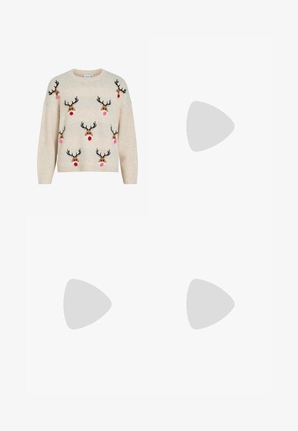 Pull couleur crème avec une texture duveteuse, un col rond, et des motifs de rennes aux bois noirs, pompons roses et nez rouges.; Jean en denim bleu classique avec une coupe droite, cinq poches et une fermeture par bouton. Présente un lavage moyen et une texture robuste.; Chaussures à bout pointu en cuir verni noir avec un talon bloc et une bride à la cheville, accompagnées de jambières en maille grise et d'une jupe en daim marron.; Sac à main en simili cuir noir avec une texture crocodile, un dessus resserré et une sangle froncée. A l'apparence douce et compacte.