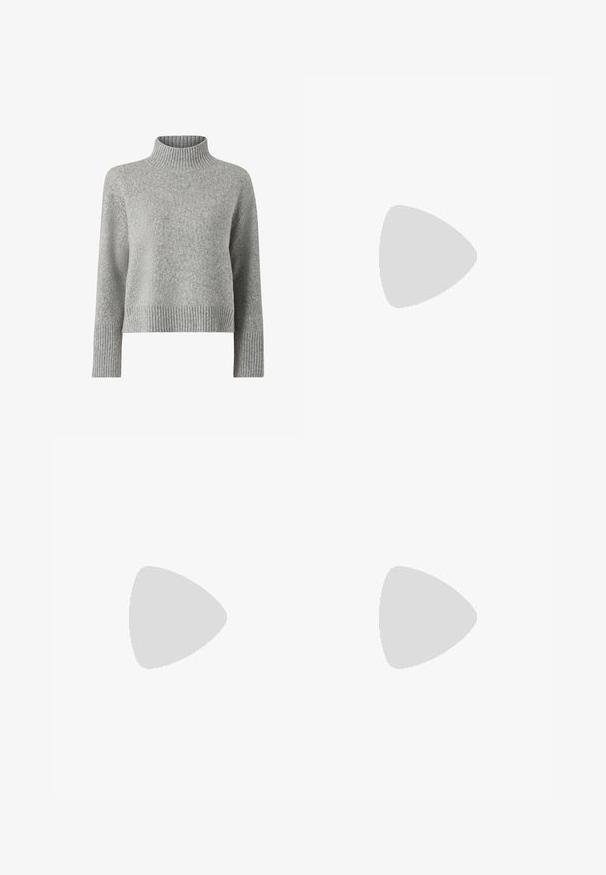 Maglione grigio a collo alto in maglia con colletto e polsini a costine, caratterizzato da un design ampio e corto e da una texture morbida.; Maglietta nera a maniche corte con collo alto realizzata in tessuto a costine, caratterizzata da una vestibilità slim e un design con colletto alto. Motivo semplice e strutturato.; Jeans a campana in denim scuro con vita aderente, caratterizzati da una chiusura frontale con bottone, design a cinque tasche e dettagli di cucitura lungo le gambe.; Stivali alla caviglia in suede marrone con una fodera morbida, suola platform spessa beige e un'asola posteriore. Superficie testurizzata con dettagli di cucitura ben visibili.