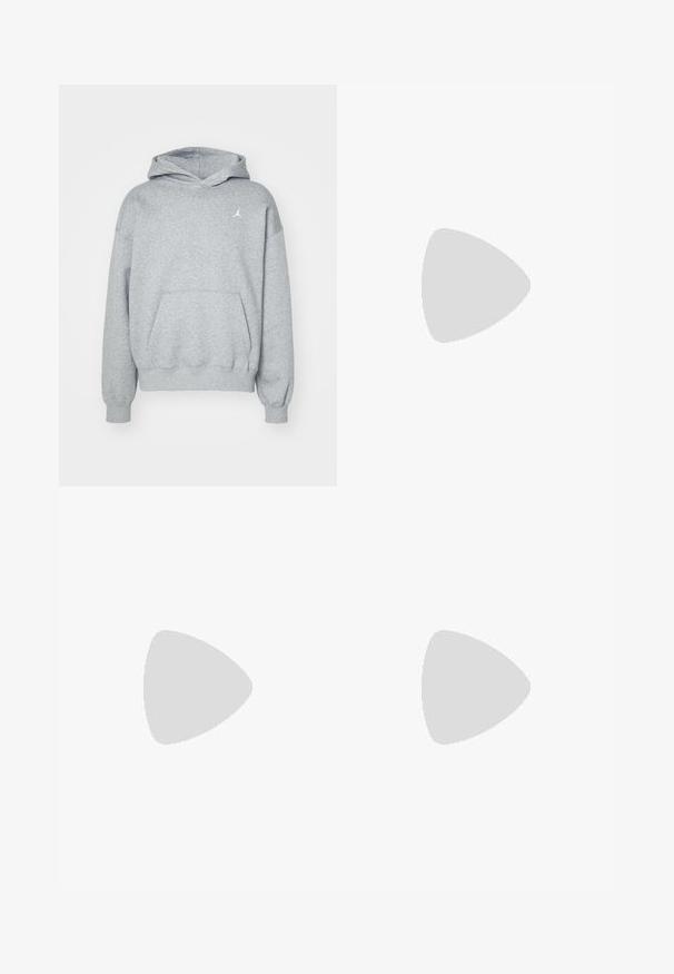 Hoodie gris en tissu doux, doté d'une grande poche avant, de poignets côtelés et d'un petit logo blanc sur la poitrine gauche.; T-shirt en coton blanc à manches courtes, avec un motif imprimé noir portant la mention "UTILISATION OFFICIELLE UNIQUEMENT" ainsi que le logo Nike sur le côté gauche.; Pantalons de survêtement noirs avec taille élastiquée, coupe ample, chevilles côtelées, texture lisse et sans motifs ni accents matériels visibles.; Baskets de sport blanches avec une tige lisse, un système de laçage, une semelle rembourrée et une unité d'air visible avec des accents rouges sur le logo.
