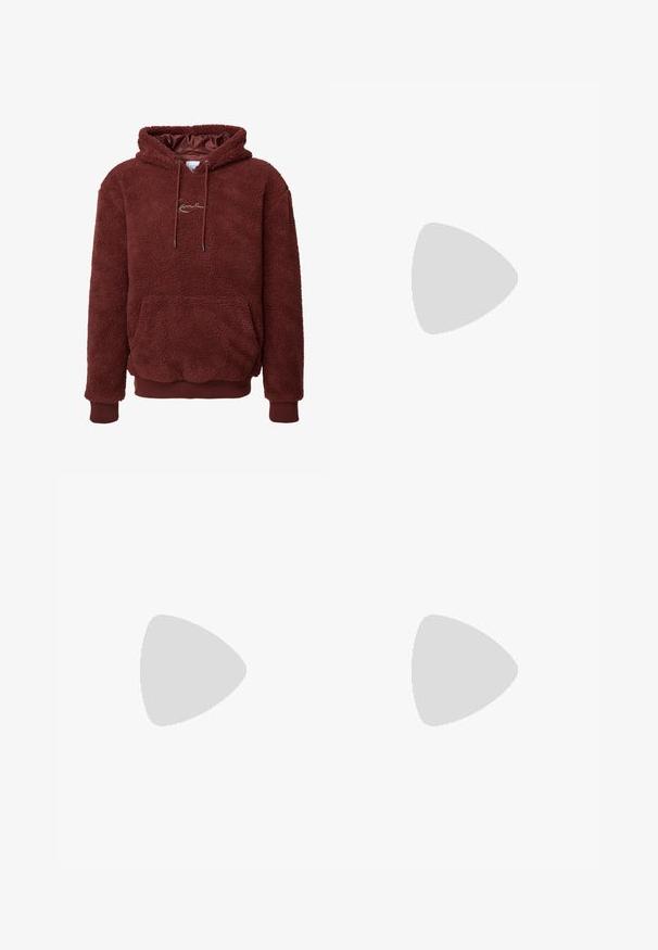 Brauner Fleece-Hoodie mit einer weichen, strukturierten Oberfläche, einer Kapuze mit Kordelzug, einer vorderen Tasche und gerippten Bündchen und Saum. Mit einem Logo auf der Brust.; Junge Person mit geflochtenem Haar, die ein hellgraues Nike-T-Shirt und schwarze Nike-Shorts trägt, vor einem einfarbigen weißen Hintergrund.; Beige Cargo-Hosen aus leichtem Baumwollmaterial. Mit elastischen Bündchen, mehreren Seitentaschen und einem Knopfverschluss.; Weiße Leder-Sneaker mit Perforationen, runder Zehenpartie, flacher Sohle und dicken Schnürsenkeln, mit sichtbar eingesticktem Swoosh-Logo und "AIR" an der Ferse.