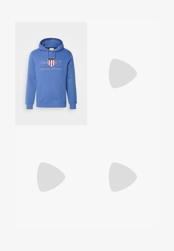 GANT ARCHIVE SHIELD - Kapucnis pulóver - rich blue; Világoskék farmernadrág, egyenes szár kialakítással, öt zsebes stílusban és kontrasztos varrással. Gombos és cipzáras záródás a deréknál.; Fekete magasszárú sportcipők fehér talppal és fűzővel, laza kék farmernadrággal párosítva, egy szürke korlát tetején pihenve.; BOSS Napszemüvegek - black