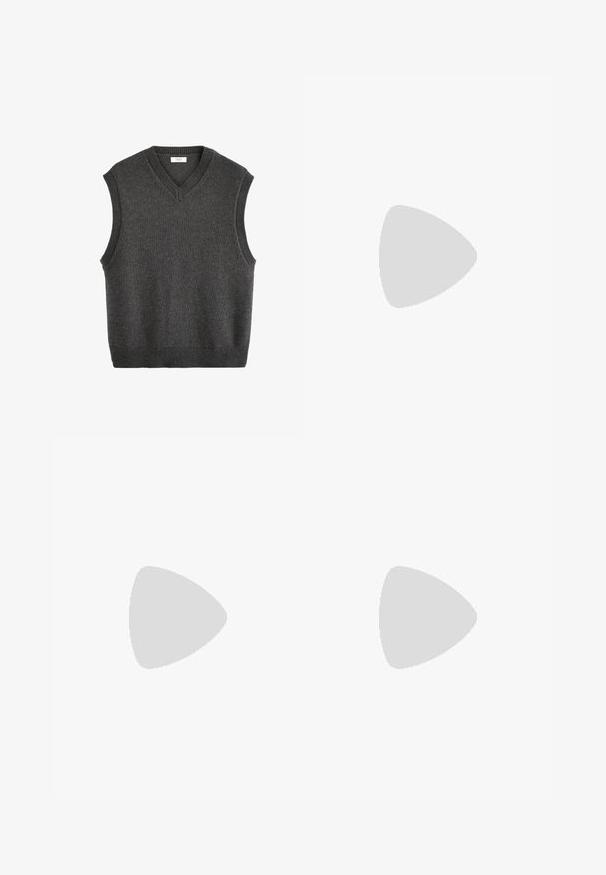 Next V-NECK  REGULAR FIT - Maglione - grey; Camicia bianca a maniche lunghe con bottoni, realizzata in un tessuto liscio. Caratterizzata da un colletto classico, bottoni frontali e polsini con un bottone. Design slim fit.; Pantaloni neri con un design a gamba dritta, realizzati in un tessuto liscio. Presentano pieghe frontali e una chiusura a un bottone in vita.; Stivaletti alla caviglia in camoscio beige con colletto imbottito nero, occhielli in metallo e suola in gomma testurizzata. Presenta un logo impresso sul lato.; Cravatta nera con una finitura testurizzata, forma stretta e punta appuntita. Il tessuto appare liscio con un motivo sottile.