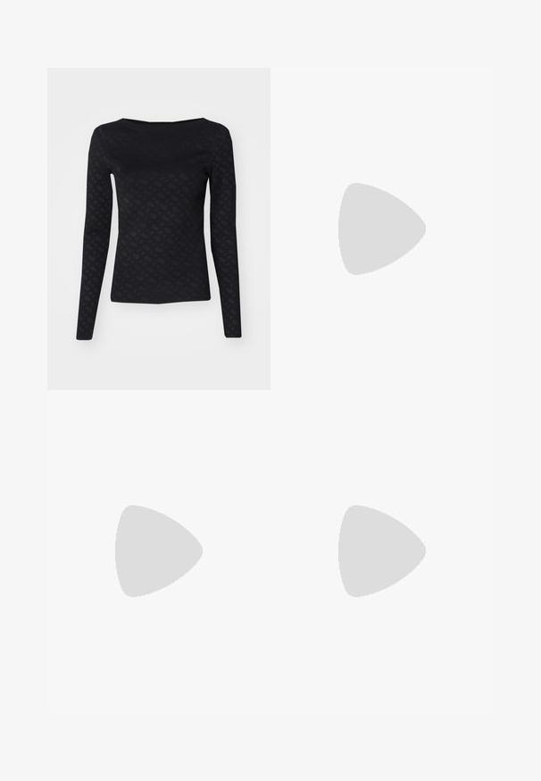 Bluză cu mânecă lungă de culoare neagră, cu un model texturat, având un guler rotund și un design ajustat. Fabricată dintr-un material moale, elastic.; Jeans din denim gri deschis cu un design drept, având două buzunare frontale, închidere cu buton și o ușoară decolorare pentru un aspect texturat.; Boot de cowboy din piele neagră, cu vârf ascuțit, modele viu încrustate și toc de înălțime medie. Include un tab pentru a fi purtat ușor.; Geantă hobo din piele neagră, cu un singur mânere moale și rotunjit; are o textură fină și un design minimalist. Fără accesorii sau detalii vizibile.