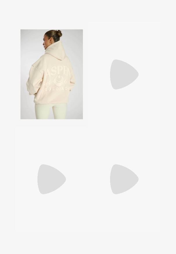 Przesadnie dużych, jasnobeżowy hoodie z teksturowanym graficznym napisem "ASPEN COLORADO", z motywami górskimi i kapturem ze sznurkiem.; Lnianowe spodnie o szerokich nogawkach w jasnym beżowym kolorze z plisowanym wzorem i elastycznym pasem dla komfortu i swobody noszenia.; Biała sandał na wysokim obcasie z masywnym słupkiem, z paskowym wzorem i wiązaniem przy kostce. Gładka faktura z platformą z przodu dla dodatkowej wysokości.; Beżowa skórzana torebka o unikalnym kształcie, z dwoma krótkimi uchwytami i długim, regulowanym paskiem. Gładka tekstura z minimalną ilością elementów metalowych.