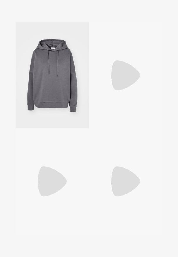 Grå hettegenser laget av mykt stoff, med snorhette, avslappet passform og ribbede mansjetter og hem. Ingen synlige mønstre eller logoer.; Svarte, lette bukser med elastisk liv og rynkede ankler. Stoffet er glatt og har en avslappet, innsvingt design.; Hvite plattformsnickers med en glatt læraktig overdel, avrundet form, polstret krage og teksturert gummisåle med tydelige dekk.; Beige håndveske laget av mykt materiale, med en slapp design, sydd detaljer og to skulderstropper. Passer for daglig bruk.