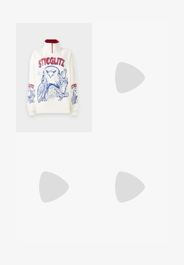 Sweatshirt branco com colar alto e fecho éclair vermelho. Apresenta uma impressão gráfica em azul de uma águia e o texto "STIEGLITZ" em vermelho e azul.; Calças pretas risca de giz com um ajuste sob medida, apresentando uma bainha com dobra e pregas frontais. Feitas de um tecido suave com um design estruturado.; Paul Smith TOPANGA - Sabrinas - black; Bolsa de couro azul-marinho com duas alças longas, um detalhe de fivela e um porta-chaves anexado. Apresenta uma textura suave e uma forma retangular.