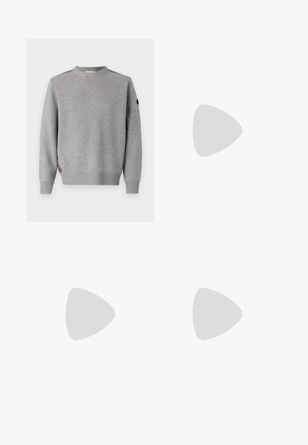 Maglione grigio lavorato a maglia con una texture a coste, scollo rotondo e accenti a contrasto sulle spalle. Anche i polsini sono a coste.; T-shirt nera a maniche corte realizzata in cotone, con scollatura rotonda e un piccolo logo circolare sul petto. Texture liscia.; Han Kjøbenhavn CARGO TROUSERS - Pantaloni cargo - dark brown; Sneaker in pelle bianca con una finitura liscia, punta rotonda, lacci piatti e suola testurizzata. Presenta un logo discreto sul tallone.