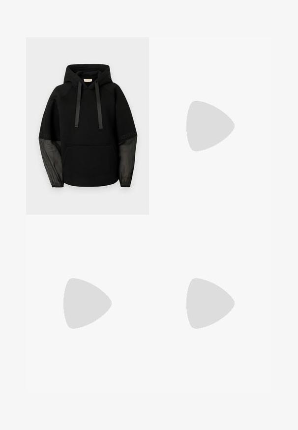 Sudadera con capucha negra con bolsillo delantero, con cordones de satén y mangas transparentes con estampado. Tejido suave y ajuste relajado.; Jeans de pierna ancha grises con un acabado desgastado, cierre de botón, diseño de cinco bolsillos y costuras decorativas a lo largo de las costuras.; Tacones negros de piel sintética tipo slingback con punta afilada, que cuentan con un tacón delgado y un detalle en tono dorado en la correa ajustable. Textura suave.; Bolso de mano de cuero negro con un diseño estructurado, que presenta una forma recortada, asa superior y acentos en dorado. Correa de hombro ajustable incluida.