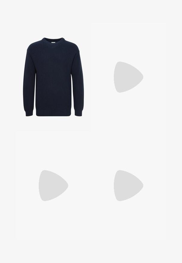 Marineblauw gebreid sweater met een ronde hals, lange mouwen en ribbelstructuur, met een rechte onderkant en zonder zichtbare logo's of patronen.; Zwarte sportbroek gemaakt van lichtgewicht stof, voorzien van witte zijstrepen, een elastische tailleband en een klein logo aan de voorkant.; Tan suède enkelboot met zwart gevoerd kraagje, gouden metalen oogjes, witte stikdetails en een robuuste rubberen zool met uitgesproken profiel.; Zwarte zonnebril met rechthoekige lenzen, matte plastic montuur en rechte randen. Bevat het merkteken op de binnenarm.
