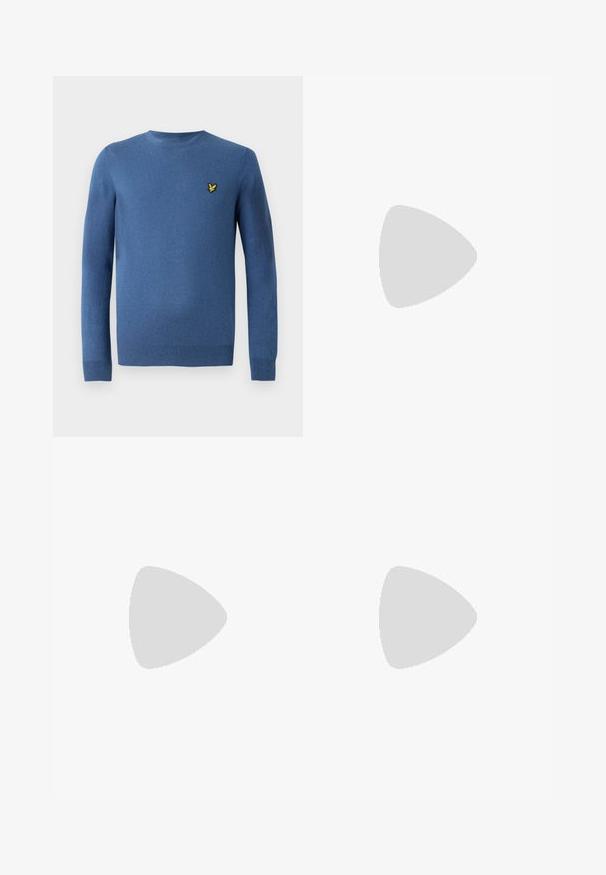 Μπλε πουλόβερ με στρογγυλή λαιμόκοψη, φτιαγμένο από μαλακό ύφασμα, με μακριά μανίκια και ένα μικρό κίτρινο κεντημένο λο�γότυπο στην αριστερή πλευρά του στήθους.; Μακρυμάνικο πόλο μπλουζάκι σε ανοιχτό μπεζ χρώμα, φτιαγμένο από απαλό ύφασμα, με γιακά πόλο, επένδυση με δύο κουμπιά και μικρή λογότυπη διακόσμηση στο στήθος.; Σκούρο μπλε τζην παντελόνι με ίσια κοπή, με πορτοκαλί ραφές, φερμουάρ στο μπόσικο και μπροστινές τσέπες. Λείο υλικό και κανονική μέση.; Λευκό αθλητικό παπούτσι με άνω μέρος από λείο δέρμα και χαμηλό προφίλ. Διαθέτει στρογγυλεμένη μύτη, έξι τρυπούλες και υφασμένη καουτσούκ σόλα.