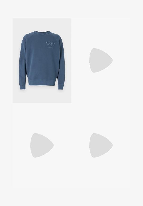 Modrý crewneck svetr vyrobený z bavlněné směsi. Má žebrované manžety a lem, s vyšitým textem na hrudi. Jednoduchý design.; Bílá bavlněná tričko s kulatým výstřihem. Na hrudi je malá černá nášivka. Krátké rukávy a volný střih.; Kalhoty olivové barvy vyrobené z směsového bavlněného materiálu, s zipovým rozparkem, knoflíkovým zapínáním a bočními kapsami. Rovný střih s hladkou texturou.; Bílé a černé tenisky s hladkým koženým svrškem, texturovanými akcenty a robustní bílou podešví. Mají klasický design se šněrováním.