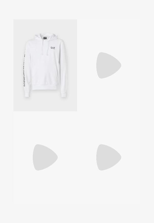 Bela kapuca s sprednjim žepom, kapuco s vrvico in črnim EA7 logotipom na prsih. Potiskano besedilo vzdolž levega rokava. Material iz mešanice bombaža.; Črna bombažna majica s kratkimi rokavi, ki ima subtilno logo na prsih in teksturirane poudarke na ramenih. Klasičen kroj.; Temno modri bombažni trenerji z elastiko v pasu, zožanimi hlačnicami in kontrastnimi belimi logotipi EA7 in Emporio Armani, natisnjenimi ob strani.; Črne nubuk teniske z belimi gumijastimi podplati, ki imajo zaobljen nos in vezalke, oblečene z sivimi krojenimi hlačami.