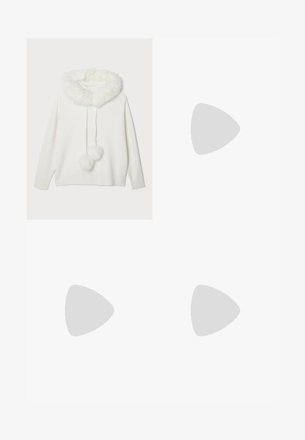 Alice + Olivia Maglione - ecru; Pantaloni neri a taglio dritto, con doppie pieghe, una texture liscia e un design classico in vita. Nessun hardware o dettaglio visibile.; Scarpa slingback a punta in pelle bianca sporca, caratterizzata da un tacco basso e un design con ritagli, dal texture liscia e con accenti minimi.; Borsa a tracolla in pelle nera con forma curva, hardware dorato e tracolla removibile. Maglione lavorato a maglia grigia indossato sopra pantaloni neri.