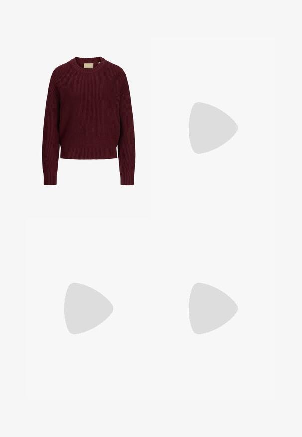 Sweater tricotado bordeaux com decote redondo e punhos e barra canelados. Apresenta um corte solto e um padrão texturizado por todo o artigo.; Jeans de denim azul clássicos com um design de perna reta, cinco bolsos e fecho de botão. Apresenta um tratamento médio e uma textura resistente.; Sapatos pretos de pele lacada com biqueira pontuda, salto bloco e tiras no tornozelo, combinados com caneleiras cinzas em malha e uma saia de camurça castanha.; Bolsa de mão em couro sintético preto com textura de crocodilo, topo franzido e alça enrugada. Apresenta um design suave e compacto.