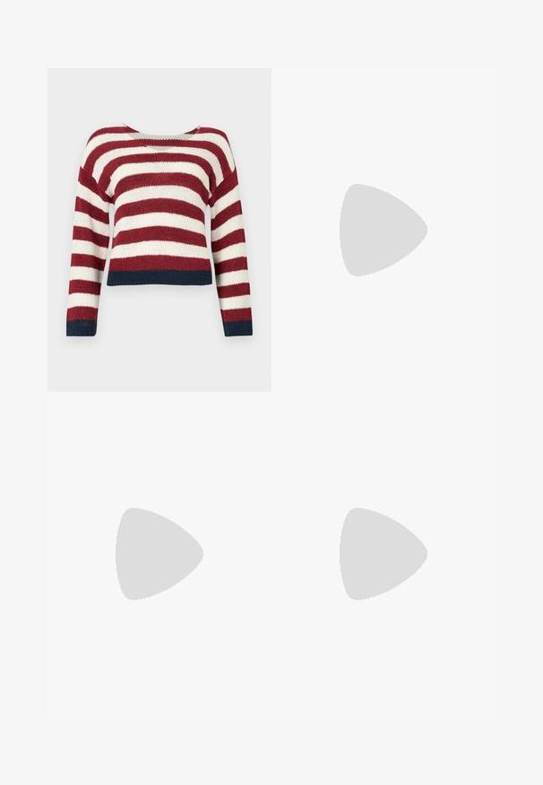 Maglione all'uncinetto con strisce orizzontali rosse e bianche, caratterizzato da un design cropped e rifiniture blu navy lungo il fondo e le maniche.; Bermuda shorts in denim blu scuro con vita regolabile tramite lacci, dotati di passanti per cintura standard e dettagli di cucitura in vista.; Sneaker alta in tela bianca con suola in gomma nera, punta in gomma frontale e sei asole per i lacci, caratterizzata da un design pulito e minimalista.; Borsa a tracolla in pelle rossa con un design angolare e geometrico. Presenta una singola tracolla regolabile e una chiusura a patta con dettagli cuciti.