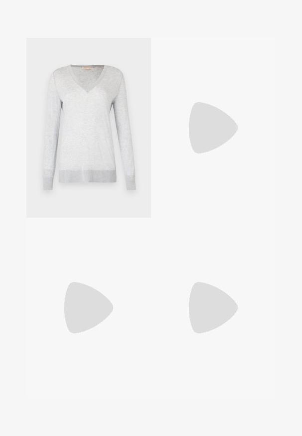 Pull long à manches longues gris clair avec un col en V, texture douce et bords côtelés aux poignets et à l'ourlet. Motif chiné subtil sur l'ensemble du tissu.; Shorts en denim bleu clair avec une coupe décontractée, présentant une taille haute, des poches latérales et une fermeture à bouton. Texture délavée sur l'ensemble.; Chaussure à talon haut en cuir blanc avec un bout pointu, une bride de cheville et un talon aiguille fin. Texture lisse avec une finition légèrement brillante.; Porte-monnaie en cuir noir avec texture froncée, cadre en métal argenté, fermeture à verrouillage kiss-lock et bandoulière en chaîne. Surface lisse et douce.