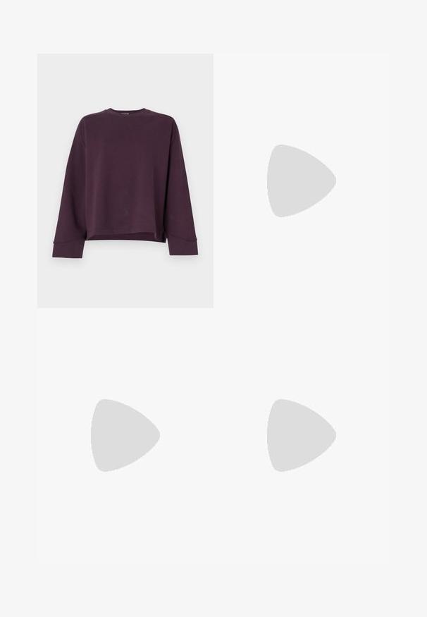 Felpa croppata bordeaux con maniche lunghe, scollatura rotonda e texture liscia. Presenta un orlo cucito e un design a vestibilità rilassata.; Jeans neri a gamba svasata in denim, con vita media, tasche frontali e chiusura a bottone. Texture liscia con dettagli di cucitura minimi.; Stivaletti in pelle nera alla caviglia con punta rotonda, lace-up frontale e suola in gomma spessa con battistrada textured. Tassello sul retro.; Borsa a mano in pelle nera con patta e dettaglio in metallo dorato. Include una tracolla nera e un design elegante e minimalista.