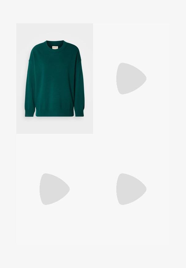 GANT C-NECK - Strickpullover - deep forest; Schwarze weit geschnittene Hose aus glattem Stoff, mit hoher Taille, Gürtelschlaufen und zwei Vorderaschen. Die Faltenstruktur sorgt für Textur.; Hellebeige Lederloafers mit einer gesteppten Vorderseite und einem strukturierten schwarzen Plateauabsatz. Merkmale ein geschwungenes Design und eine leichte Erhöhung.; Schwarze übergroße Sonnenbrille mit geometrischer Form, ausgestattet mit dunklen Gläsern und einem kontrastierenden grauen Detail im Rahmen. Logo am Bügel.