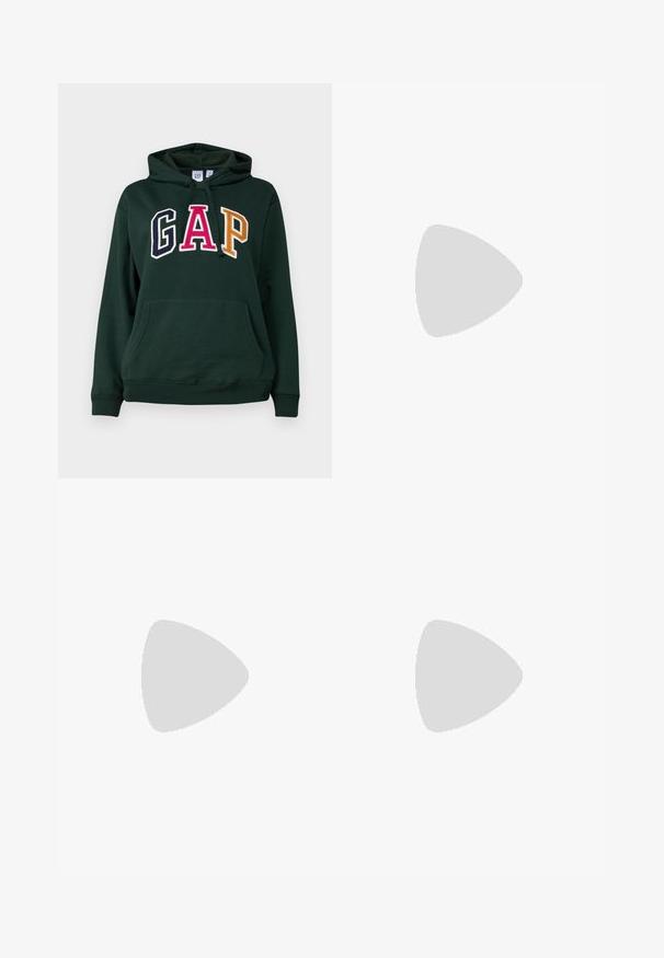 GAP HERITAGE - Pusa - essex green tri color; Heledad sinine flared teksapüksid, millel on kõrge vöökoht, viie tasku disain ja peen gradiseeruv hägusus alates hemist.; Pruunid nahast cowboy saapad terava varbaga ja plokk-kandaga, millel on detailne tikand ja kergelt tõstetud aktsendid varrel.; Must haben musta nahkklahviga kott, millel on klapp ja kuldne metallist pandla detail. Kaasas must rihm ja stiilne, minimalistlik disain.; Hõbedased rõngaskõrvarõngad keerutatud disainiga, millel on poleeritud viimistlus ja posti-tagune sulgemine. Diameeter umbes 3 cm.