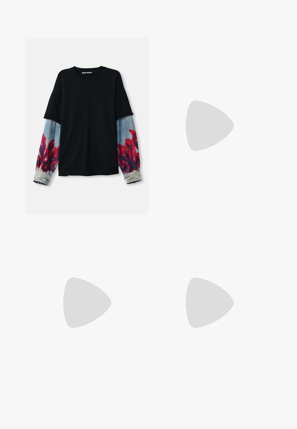 Mustapaita, jossa on ylisuuret farkkihihoja punaisilla liekkikuvioilla. Valmistettu puuvillasta, jossa on pyöreä pääntie ja raaka helma.; Musta puuvillapaita lyhyillä hihoilla ja pyöreällä kaula-aukolle, jossa on valkoinen "palm angels" -teksti kaarevassa, koristeellisessa fontissa edessä.; Mustat cargo-housut, joissa on joustava vyötärö ja nauha, sisältää kermaiset sivunauhat, useita taskuja ja logotietoja edessä.; Mustat nahkasneakerit, joissa on pyöreä kärki, nauhakiinnitys edessä, sileä pinta, paksu kumipohja ja kontrastoiva vaaleanruskea sisustus.