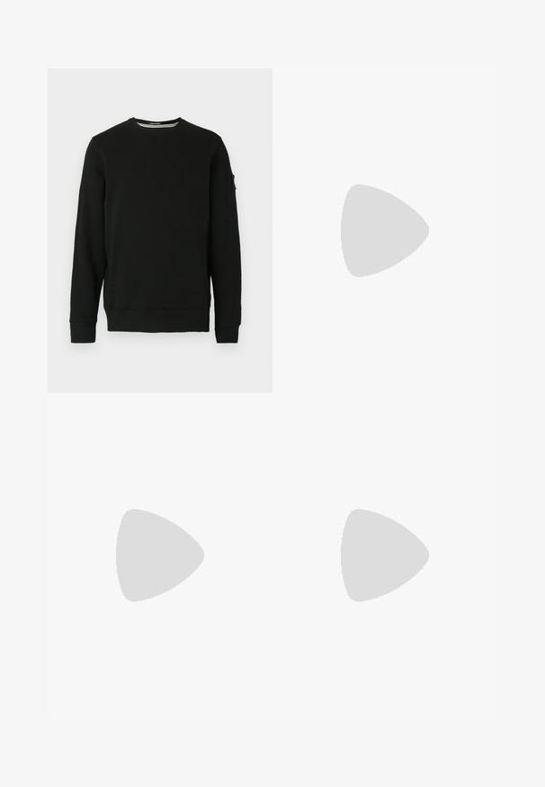 Sort crewneck sweatshirt med lange ærmer, ribbede manchetter og søm. Blødt stof med et mærke på venstre ærme og et minimalistisk design.; Grå bomuldsbukser med lige ben-design, der har flad front, bæltestropper og en glat tekstur.; Marineblå ruskindsneakers med lyseblå striber, brun gummisål, tekstureret stof og logo på indersålen. Klassisk atletisk design.; Sorte solbriller med mat finish, rektangulære linser, let kurve ved templerne, diskret logo detaljer og røgfarvede linser.
