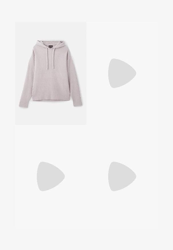Emporio Armani Maglione - rock ridge; Jeans slim-fit blu navy in denim, dotati di chiusura con bottone, design a cinque tasche e una sottile trama con una finitura liscia.; Sneaker bianco in pelle con punta rotonda, lacci piatti e suola in gomma color crema. Presenta un branding sottile in oro e una texture liscia.; Occhiali da sole neri rotondi con lenti scure e sottili bracci in metallo. Include punte trasparenti e accenti argentati alla cerniera. Design minimalista.