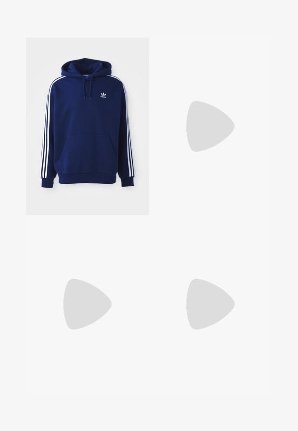 Navy blauwe hoodie van katoenmix, met witte zijkanten, een verstelbare trekkoordkap en een voorste kangoeroezak.; Zwarte katoenen t-shirt met korte mouwen, met een groen en rood Adidas-logo ontwerp op de borst. Eenvoudige, ontspannen pasvorm.; Lichtblauwe sportbroek gemaakt van gladde stof, met een elastische tailleband en contrasterende zwarte zijstrepen.; Zwart-witte sneakers met een bovenwerk van suede en leer, voorzien van drie witte strepen, een geperforeerde neus en een rubberen gumzool.