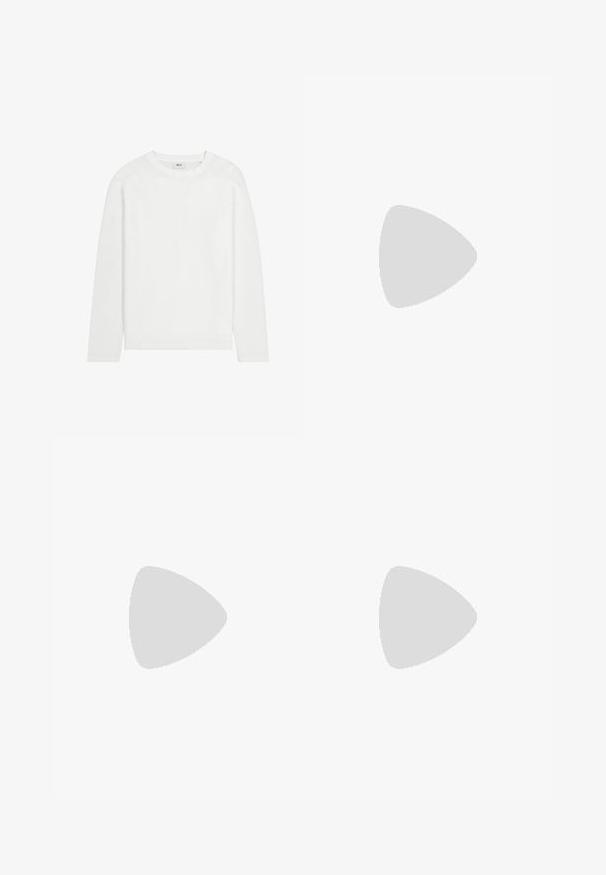 Langarm-Woll-T-Shirt aus weißer Baumwolle mit Rundhalsausschnitt, geradem Saum und minimalistischem Design. Glatte Textur, ohne Muster oder Akzente.; Schwarzes Baumwoll-T-Shirt mit grafischem Druck in Diamantform in gedämpften Farben und abstrakten Mustern. Kurze Ärmel und Rundhalsausschnitt.; Beige gerade geschnittene Hose mit Gürtelschlaufen, vorderem Knopf und Reißverschluss, flach auf einem weißen Hintergrund präsentiert.; Emporio Armani Slipper - nero