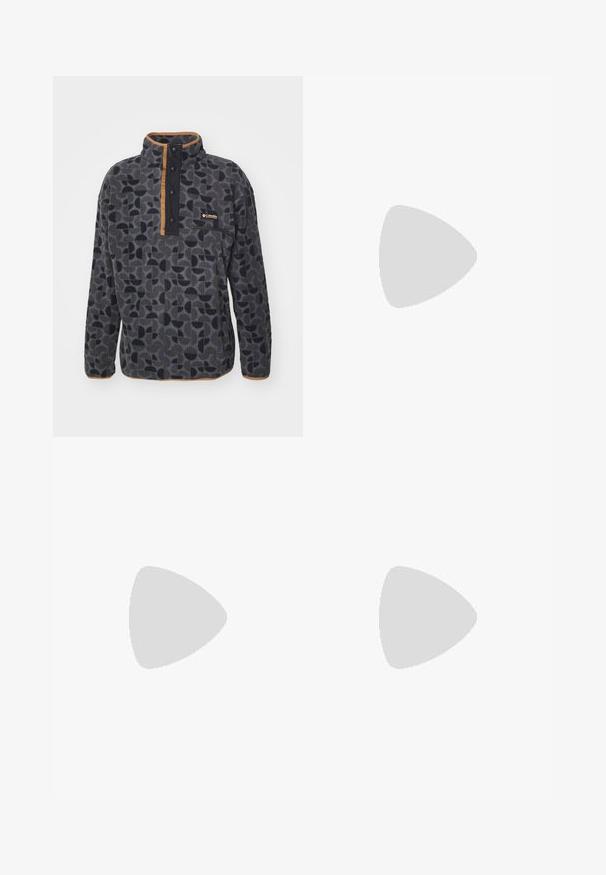 Columbia HELVETIA™ PRINTED HALF SNAP - Fleecegenser - black retroscape; Mørk grå kortermet t-skjorte laget av lett bomull, med løs passform og klassisk rund hals, med ensartet tekstur og uten mønstre.; Svarte cargo-bukser med rett ben-design. Laget av slitesterkt stoff, med to sidelommer med klaffelukking og knappestolpe.; Svarte sportssko med teksturert stoff og gummisåler, med elastiske lisser og en blå detalj på hælen. Brukt med lyse denimbukser.