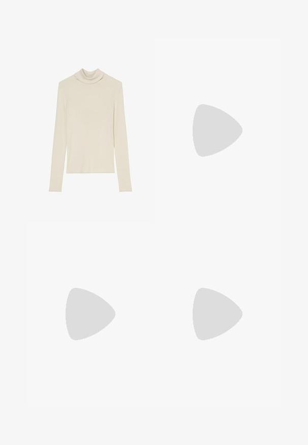 Helle beige Turtleneck-Pullover aus geripptem Strickstoff, mit langen Ärmeln und enger Passform. Glatte Textur, keine sichtbaren Muster.; Schwarze Baumwollmischungshose mit geradem Bein, vorderem Knopfverschluss und zwei Seitentaschen. Glatte Textur, keine sichtbaren Muster.; Braune Lackleder-Loafer mit quadratischer Zehenpartie, metallischem Kettenakzent und niedrigem Blockabsatz; glatte Textur, minimalistisches Design.; Schwarze Handtasche mit strukturierter Form, glatter Textur und einem metallischen Verschluss. Kombiniert mit weiten schwarzen Hosen und offenen Sandalen auf einem Holzboden.