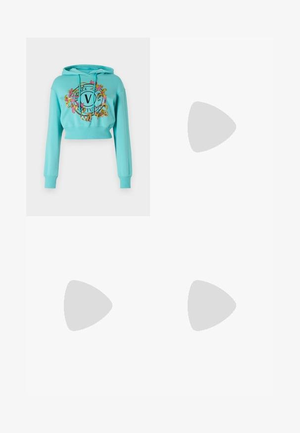 Versace Jeans Couture Melegítőfelső - blu eleos; Fehér, bővebb nadrág, amely pamutból készült, sima textúrával. Elöl gombbal, cipzáras záródással és négy zsebes kialakítással rendelkezik.; Fekete bőr szandál szőtt pánt részlettel, lapos talppal és letisztult dizájnnal. Sima textúra és minimalista profil.; Fekete bőr keresztbody táska két elülső zsebbel, arany csattokkal, cipzáras záródással és vékony pánttal. Textúrált felület és kompakt téglalap alak.