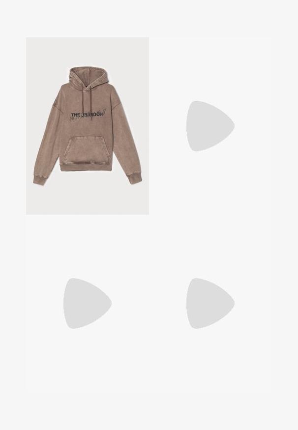 Brauner Kapuzenpullover aus weichem Baumwollmix, mit einer Fronttasche und grafischem Textdesign. Lockerer Schnitt mit gerippten Bündchen und Saum.; Schwarze Hose aus glattem Stoff; mit elastischem Bund, seitlichen Taschen und einer schmal zulaufenden Beinform. Minimalistisch und einfarbig.; Schwarze Wildleder-Sneaker mit weißen Gummisohlen, mit einer abgerundeten Zehenpartie und Schnürsenkeln, getragen zu grauen maßgeschneiderten Hosen.; Schwarze Flieger-Sonnenbrille mit dunklen Linsen, dünnem Metallrahmen und schlanken Kunststoffbügeln mit Logo-Details.