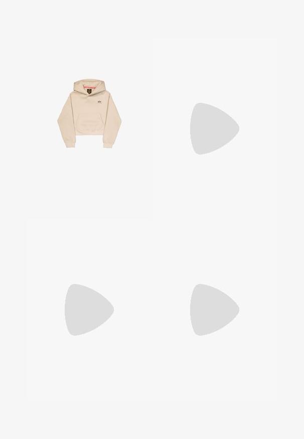 Skraťená béžová mikina s kapucňou vyrobená z mäkkého materiálu, s predným vreckom, kapucňou a malým logom na hrudi. Hladká textúra a voľný strih.; Svetlo béžové cargo nohavice s voľným strihom, vybavené gombíkovým zapínaním, bočnými vreckami a nastaviteľným lemom so šnúrkami. Hladká textúra látky.; Biele tenisky s čiernymi pruhmi a béžovými semišovými detailmi. Majú textúrovanú gumovú podrážku a ploché biele šnúrky, kombinované s svetlými ponožkami.; Zlaté kruhové náušnice s plynulým, vlnitým dizajnom. Hladký povrch, otvorený tvar a žiadne viditeľné uzávery. Minimalistický a moderný vzhľad.