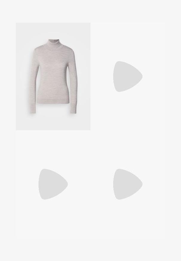 Maglione a collo alto grigio chiaro realizzato in morbido tessuto knit, con maniche lunghe e silhouette aderente, arricchito da polsini e orlo a coste.; Pantaloni neri su misura con un design a gamba dritta, caratterizzati da una texture liscia e pieghe ben definite sul davanti. Senza hardware visibile.; Sandali con tacco a blocco beige, con sottili cinturini e punta quadrata. Materiale liscio con dettagli minimi, progettati per un facile utilizzo.; Borsa a mano in pelle nera con un design strutturato, caratterizzata da una forma corta, manico superiore e accessori in metallo dorato. Inclusa tracolla regolabile.