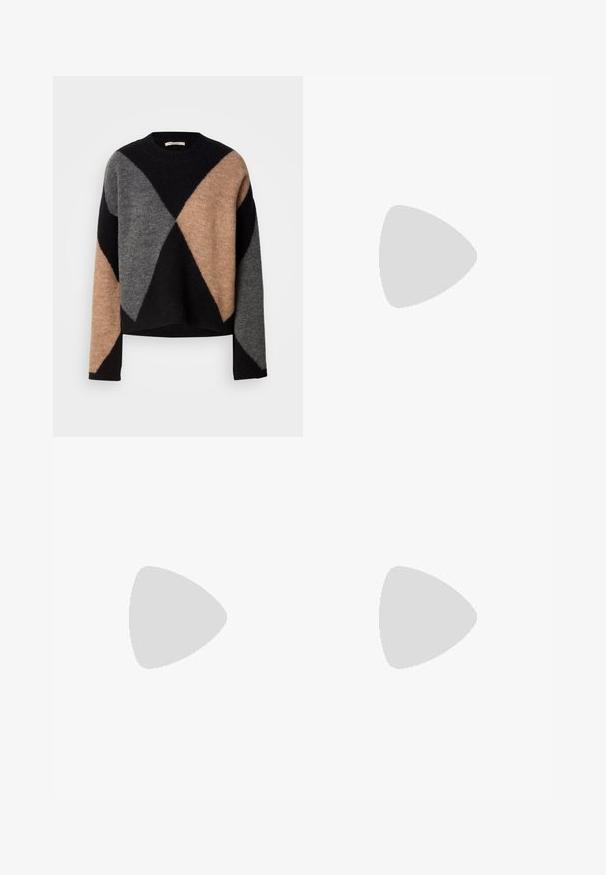 Gyapjú pulóver, gyémántmintával fekete, szürke és bézs színekben, kereknyakú és eső vállú kivitelben. Puha, textúrált felület.; Világoskék egyenes szárú farmernadrág. Öt zsebbel, fém gombos záródással és finom kopási hatással a textúra érdekében rendelkezik.; Fekete platform cipők fényes felülettel és kerek orral; vastag, göndör fekete sarok, amelynek enyhe íve van; laza fekete nadrággal viselve.; Kerekded formájú, kék bőr kézitáska, egyetlen vállpánttal, cipzárral záródik, az elülső részen domborított márkanevével. Simák a textúrája.