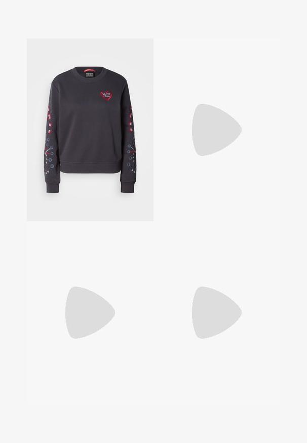 Felpa grigia scura con colletto rotondo, caratterizzata da un logo a forma di cuore rosso e ricami floreali colorati sulle maniche. Tessuto morbido, polsini a coste.; Gonna midi in denim nero con vita aderente, chiusura frontale a bottoni e orlo sfrangiato. Presenta un classico design a cinque tasche e una leggera texture.; Scarpe nere senza tacco con una parte superiore morbida e testurizzata, dotate di due cinturini regolabili e un design a punta arrotondata, montate su una suola piatta in gomma.; Orecchini a cerchio in argento con un design minimalista. Forma circolare, superficie liscia e profilo sottile. Leggeri con una finitura lucida.