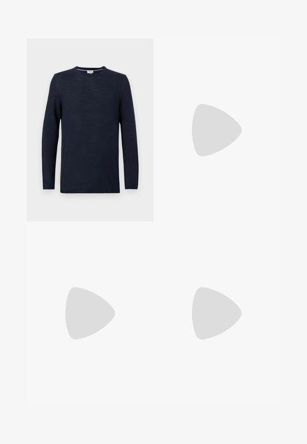 Tumši zilas krāsas T-krekls ar garām piedurknēm, izgatavots no viegla auduma, ar taisnu kakla izgriezumu un gludu tekstūru, ar minimāliem šuvju elementiem.; Garums piedurkņu baltā kokvilnas krekls ar apaļu dekoltē, sānu šķēlumiem apakšā un gludu tekstūru, redzams no aizmugures.; Gai zilas džinsu bikses ar taisnām kājām, piecām kabatām, pogu aizvēršanu, minimālu izbalēšanu un kontrastējošiem šuvju elementiem.; Baltie sporta apavi ar gludu ādas virsu un zemu profilu. Iezīmējas ar noapaļotu purngalu, sešām acīm un teksturētu gumijas zoli.